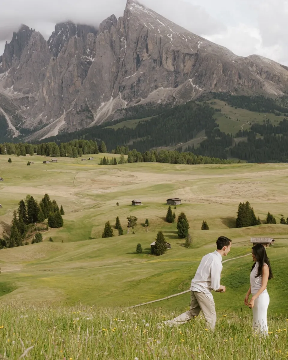 Wide view of the proposal on the Alpe di Siusi with the Dolomites towering behind