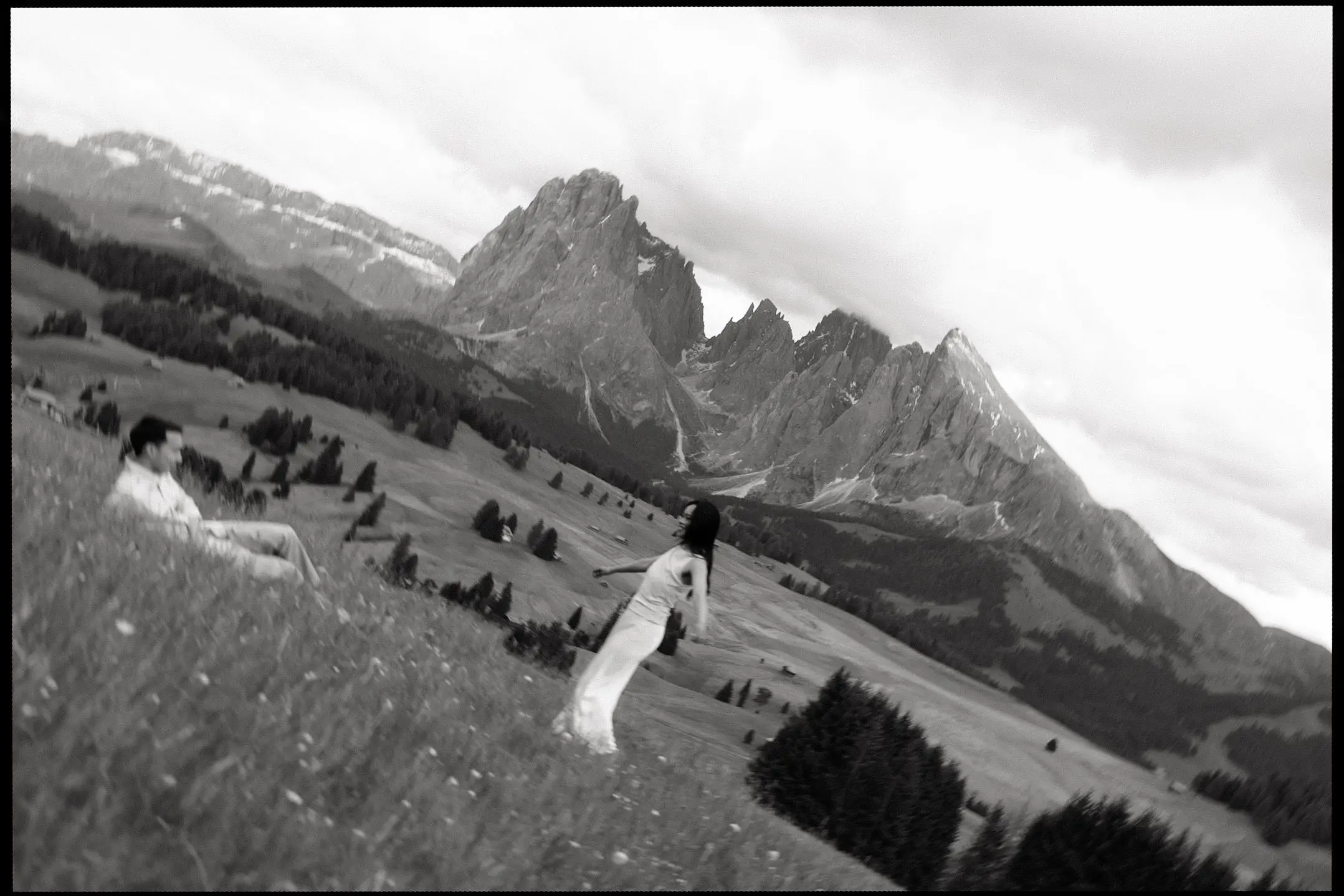 Black and white photo of the couple in the meadow on the Alpe di Siusi