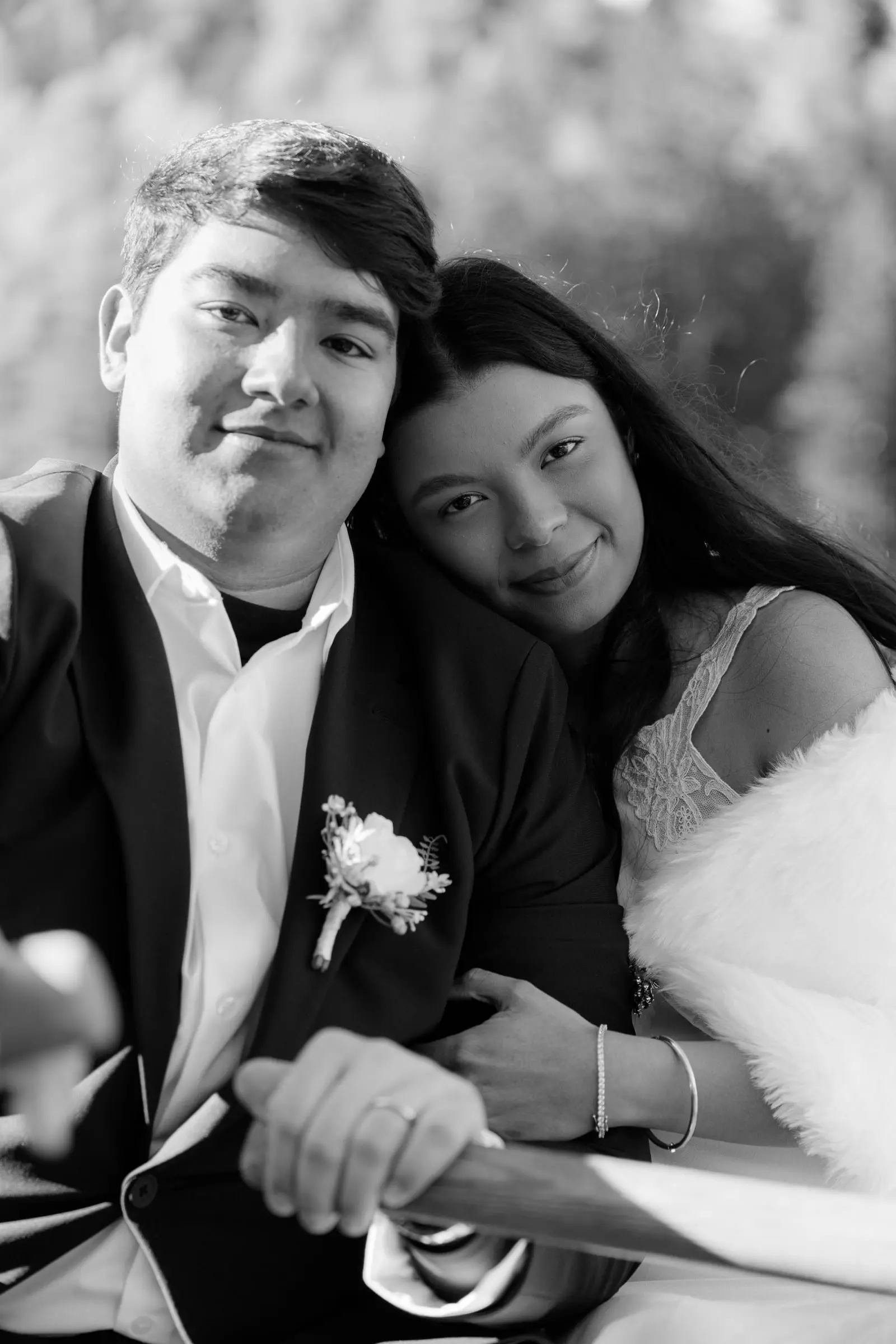 Black and white portrait of the couple in the rowing boat