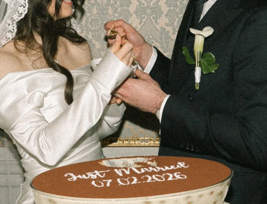 Couple cutting a tiramisu cake reading Just Married