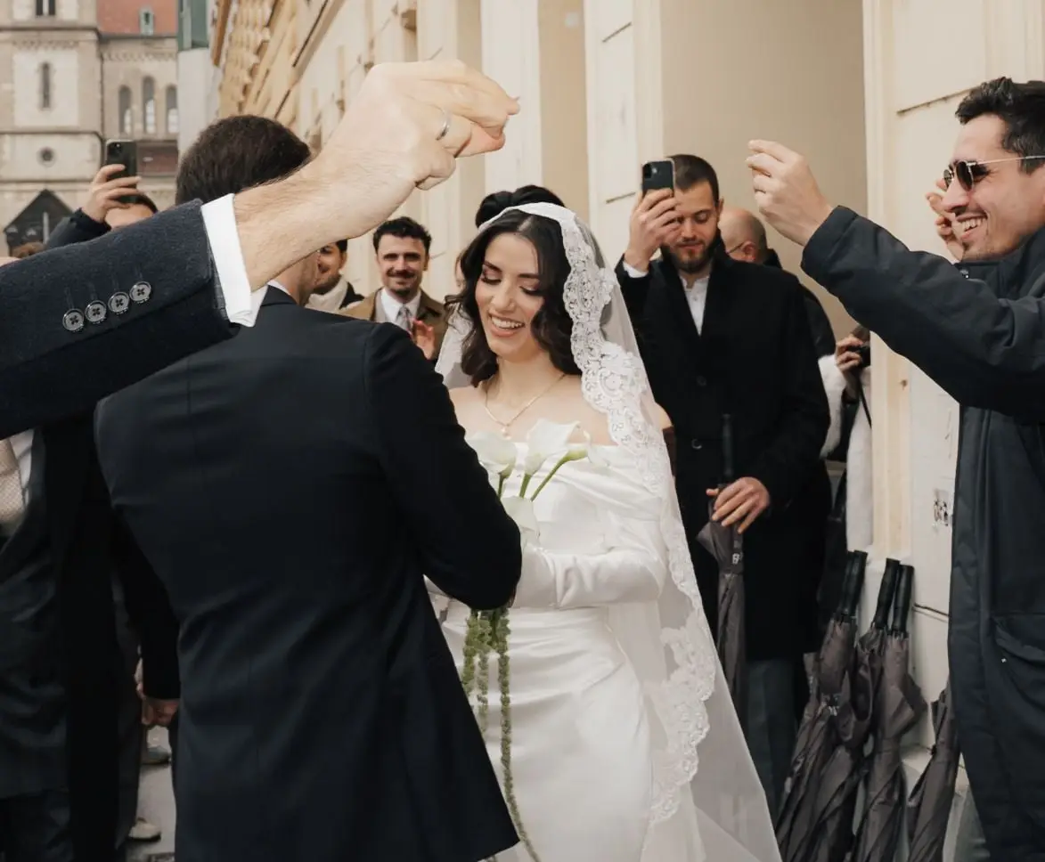 Guests celebrating as the couple arrives at the palace
