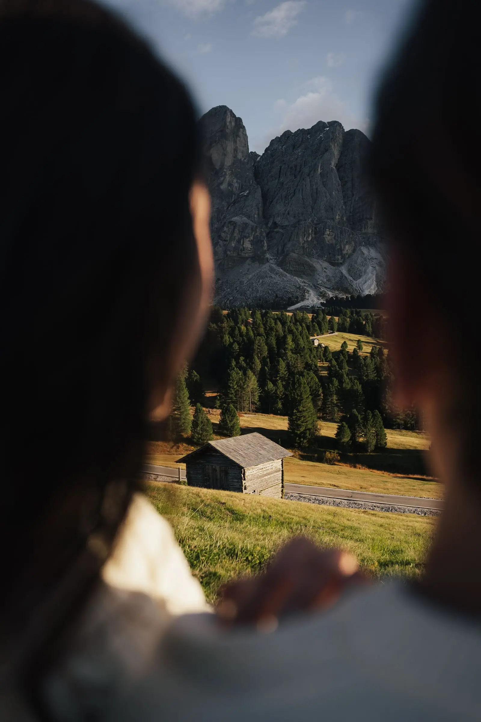 The Sass de Putia framed between the couple's silhouettes