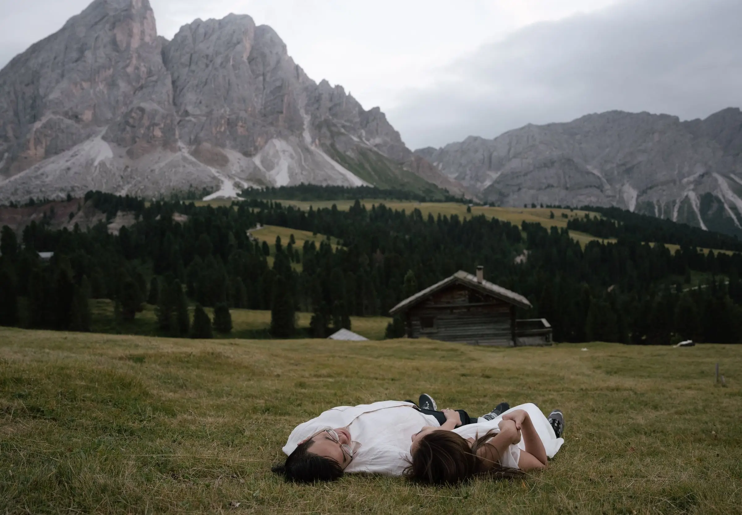 Couple lying in the meadow below the Sass de Putia