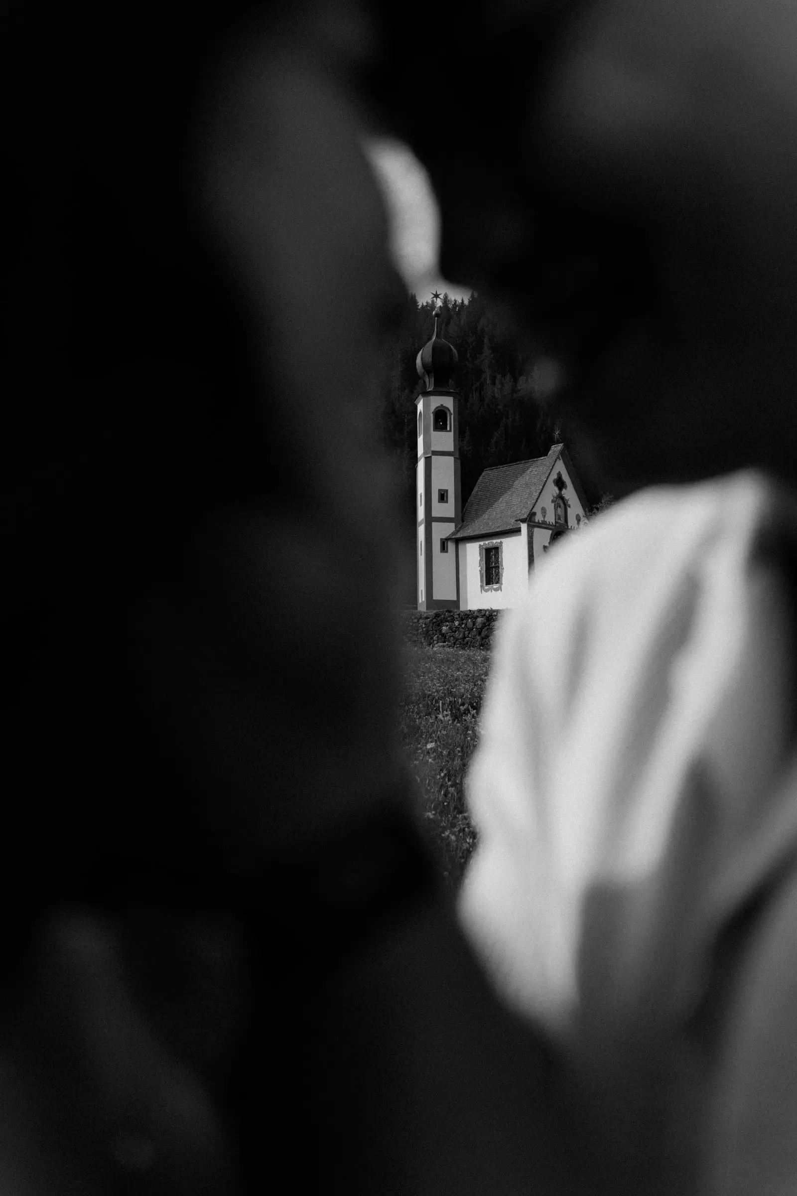 Black and white photo of the chapel framed between the couple